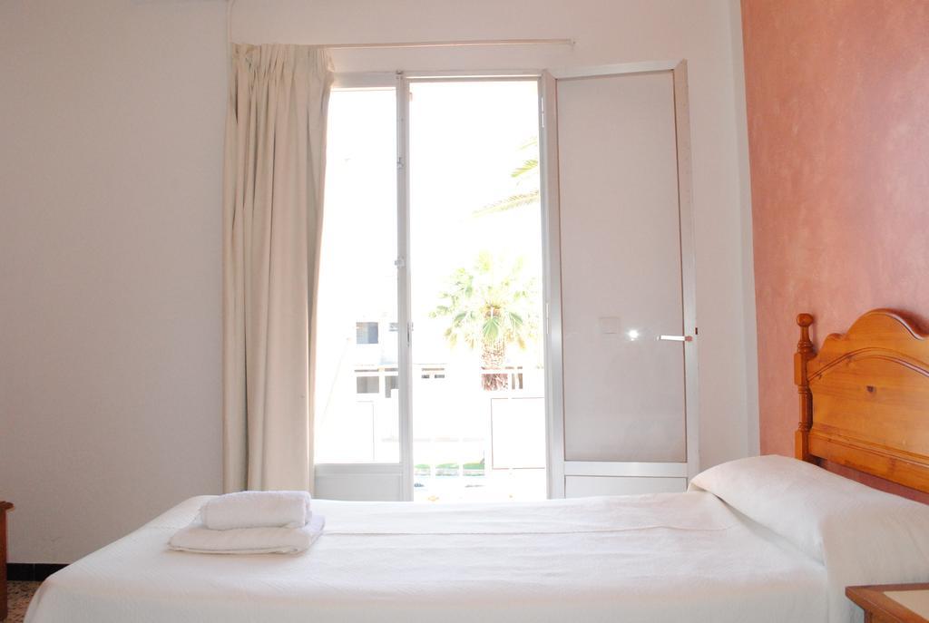 Hostal Paris Ciutadella ثيوداديلا الغرفة الصورة