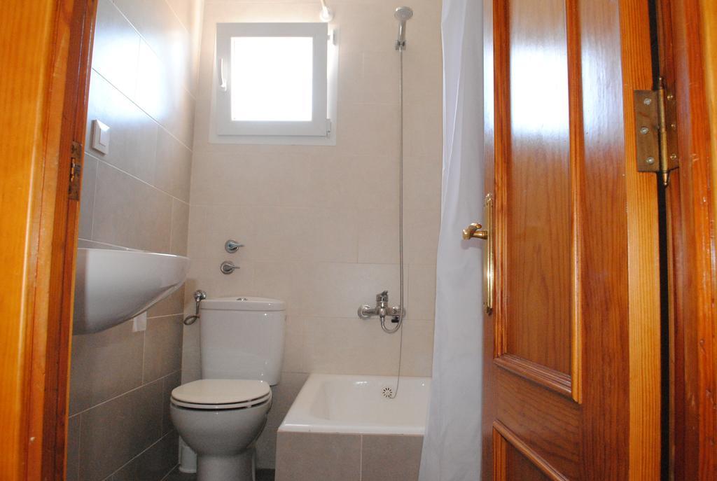 Hostal Paris Ciutadella ثيوداديلا الغرفة الصورة