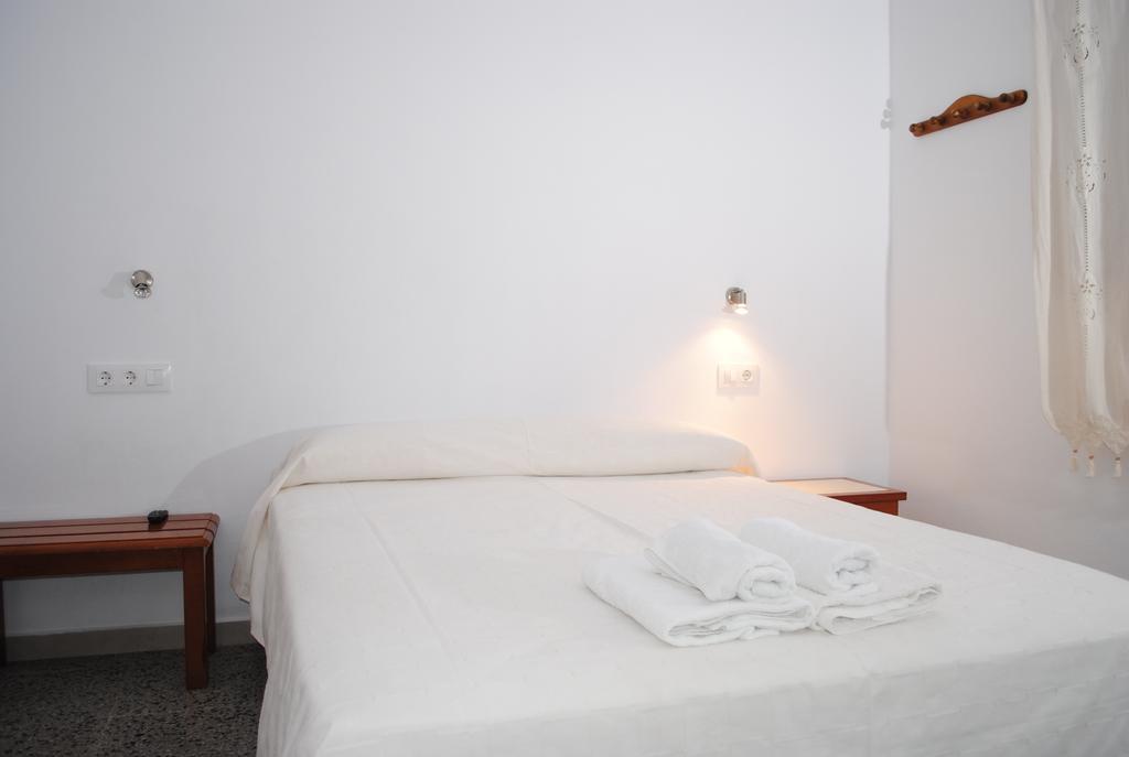 Hostal Paris Ciutadella ثيوداديلا الغرفة الصورة
