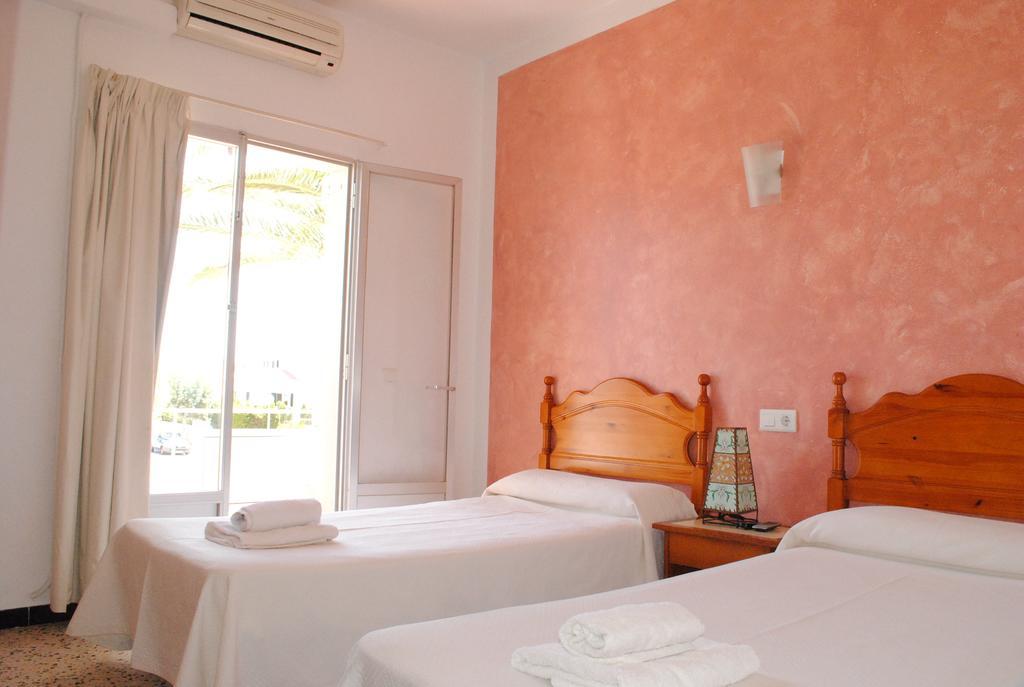 Hostal Paris Ciutadella ثيوداديلا الغرفة الصورة